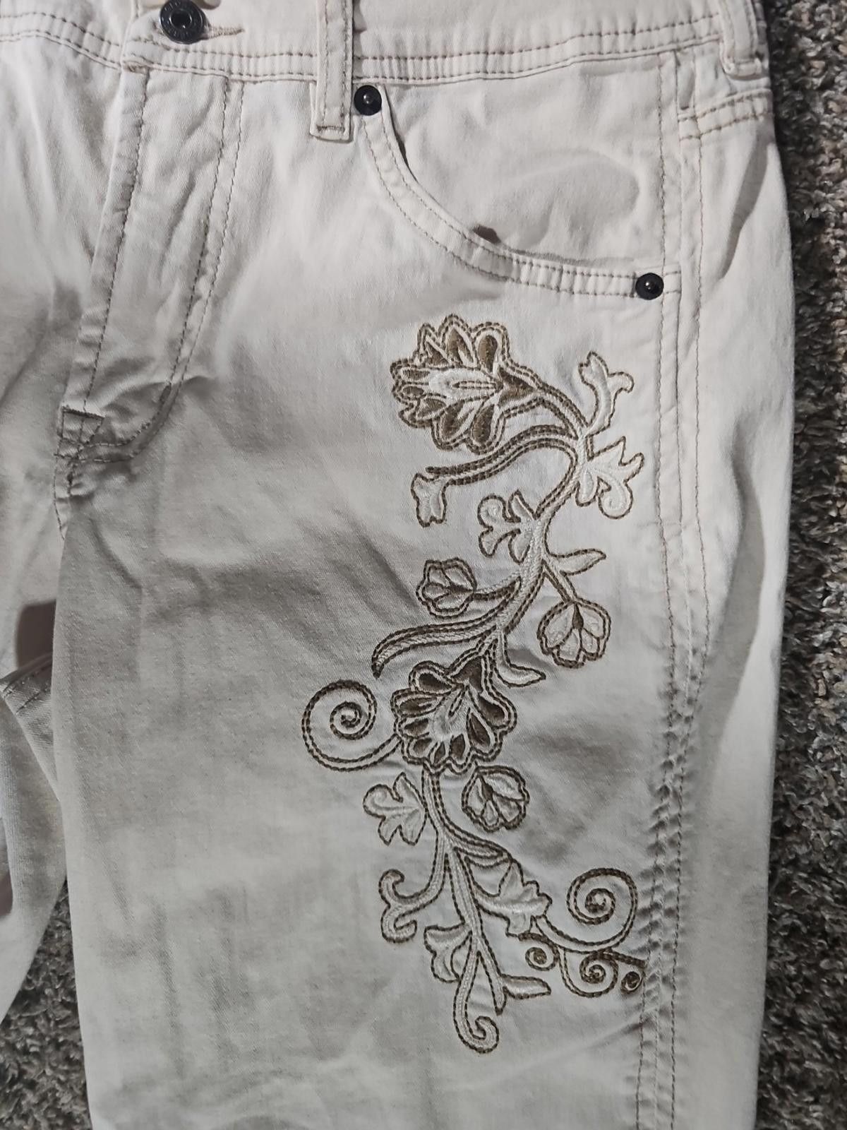 Other Gloria Vanderbilt 10 Embroidered Floral Khaki Cuffed Capris Size 32" / US 10 / IT 46 - 2 Thumbnail