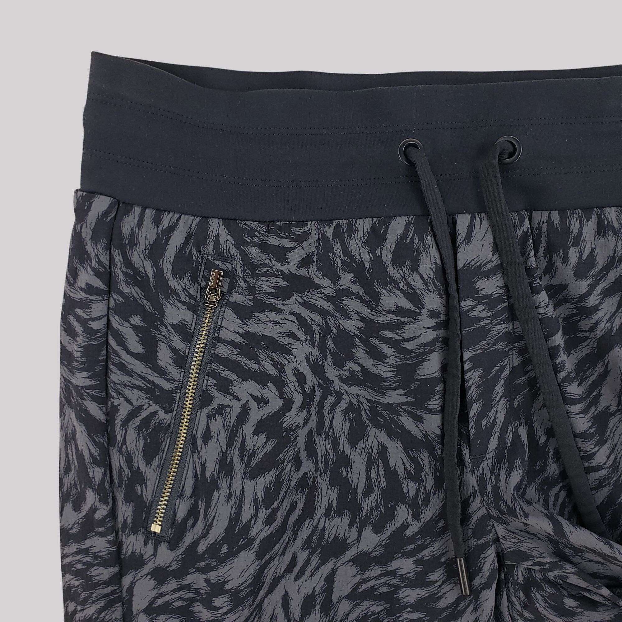 Athleta Athleta Trekkie North Printed Crop 23" Joggers Size 6 Size 28" / US 6 / IT 42 - 4 Thumbnail