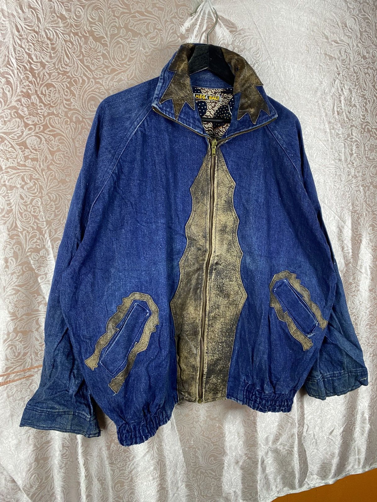 Vintage Vintage MEGA BALI Denim Batik Panel Bomber Jacket Oversized Size US L / EU 52-54 / 3 - 5 Thumbnail