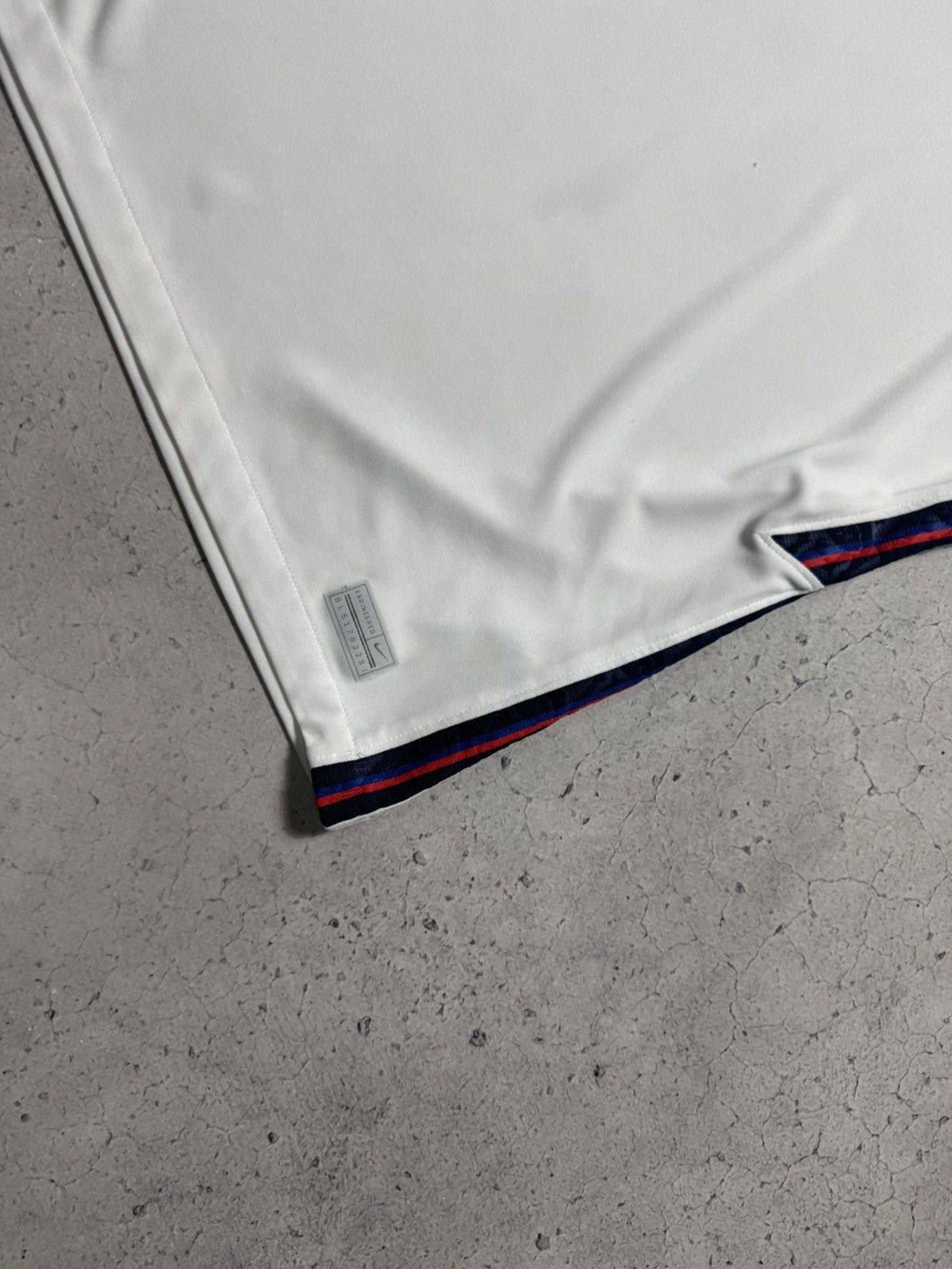 Nike Nike England Football Team Vintage Soccer Jersey Size US S / EU 44-46 / 1 - 3 Thumbnail