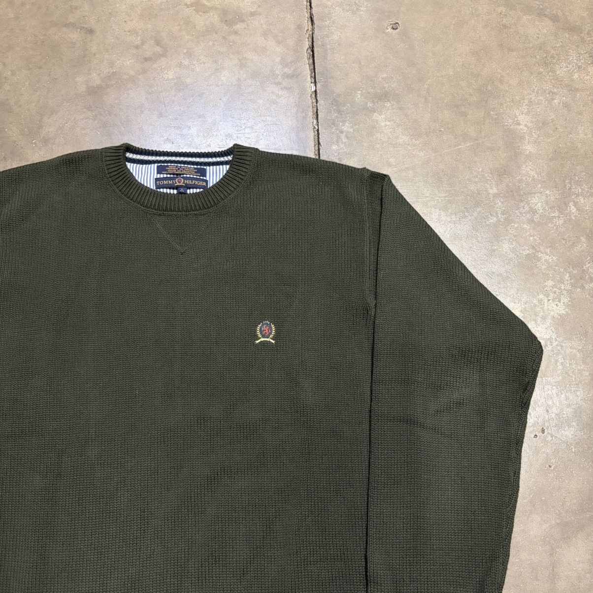 Tommy Hilfiger Vintage Tommy Hilfiger Sweater Crest Logo Knit Crewneck 90s Size US L / EU 52-54 / 3 - 3 Thumbnail