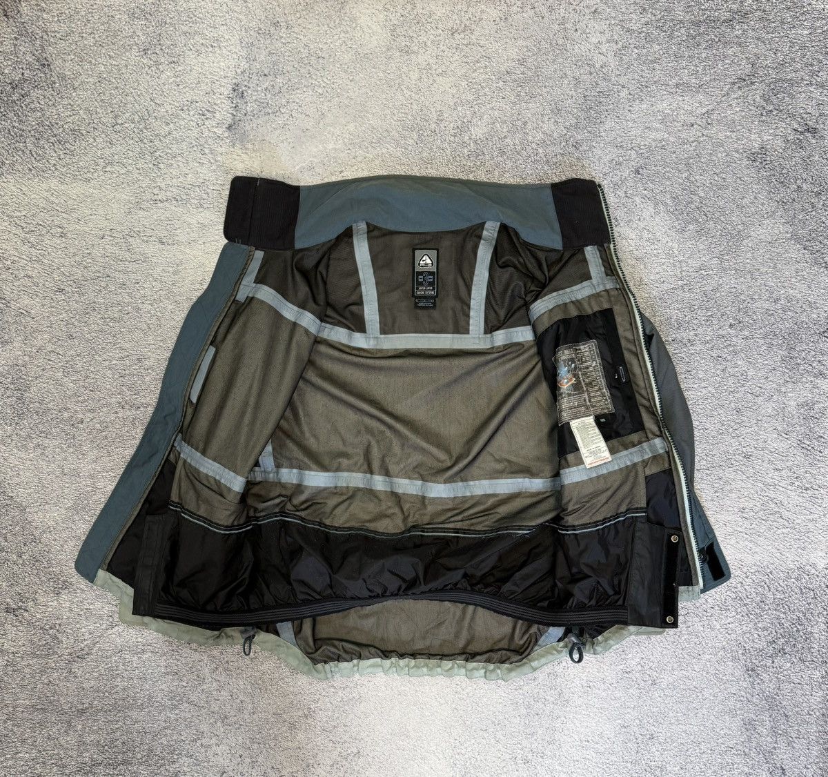 Nike ACG Vintage Nike ACG 3-Layer Shell Jacket L Snow Skirt Vent Zip Size US L / EU 52-54 / 3 - 2 Thumbnail