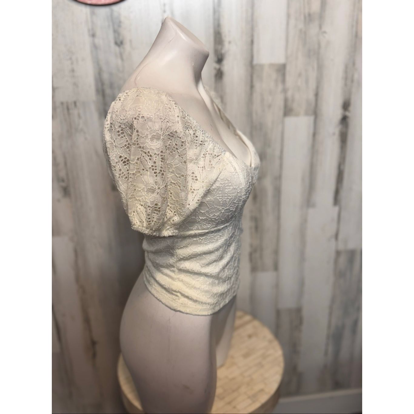 Other No Boundaries White Lace Puff Sleeve Top | Keyhole Front Stretchy Fitted Blouse Size Small Size S / US 4 / IT 40 - 7 Thumbnail