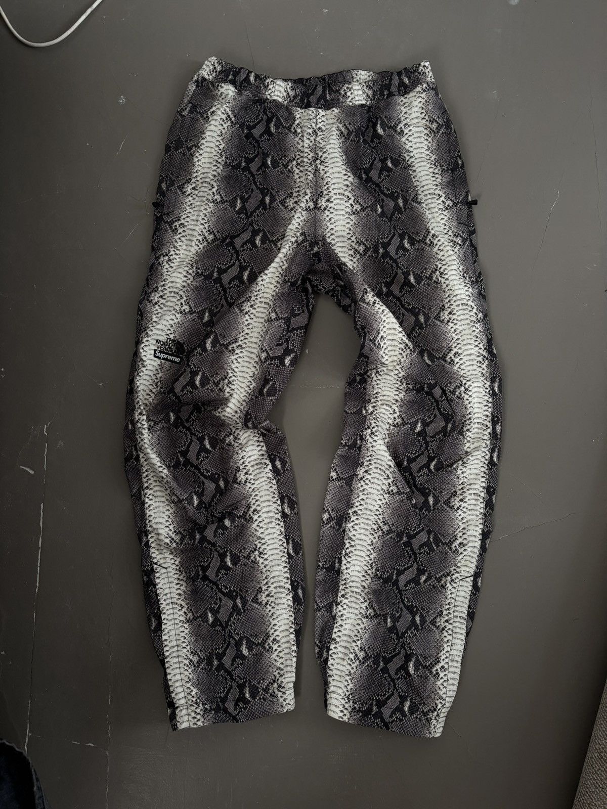 Supreme Supreme X north face snake skin Size US 32 / EU 48 - 3 Thumbnail
