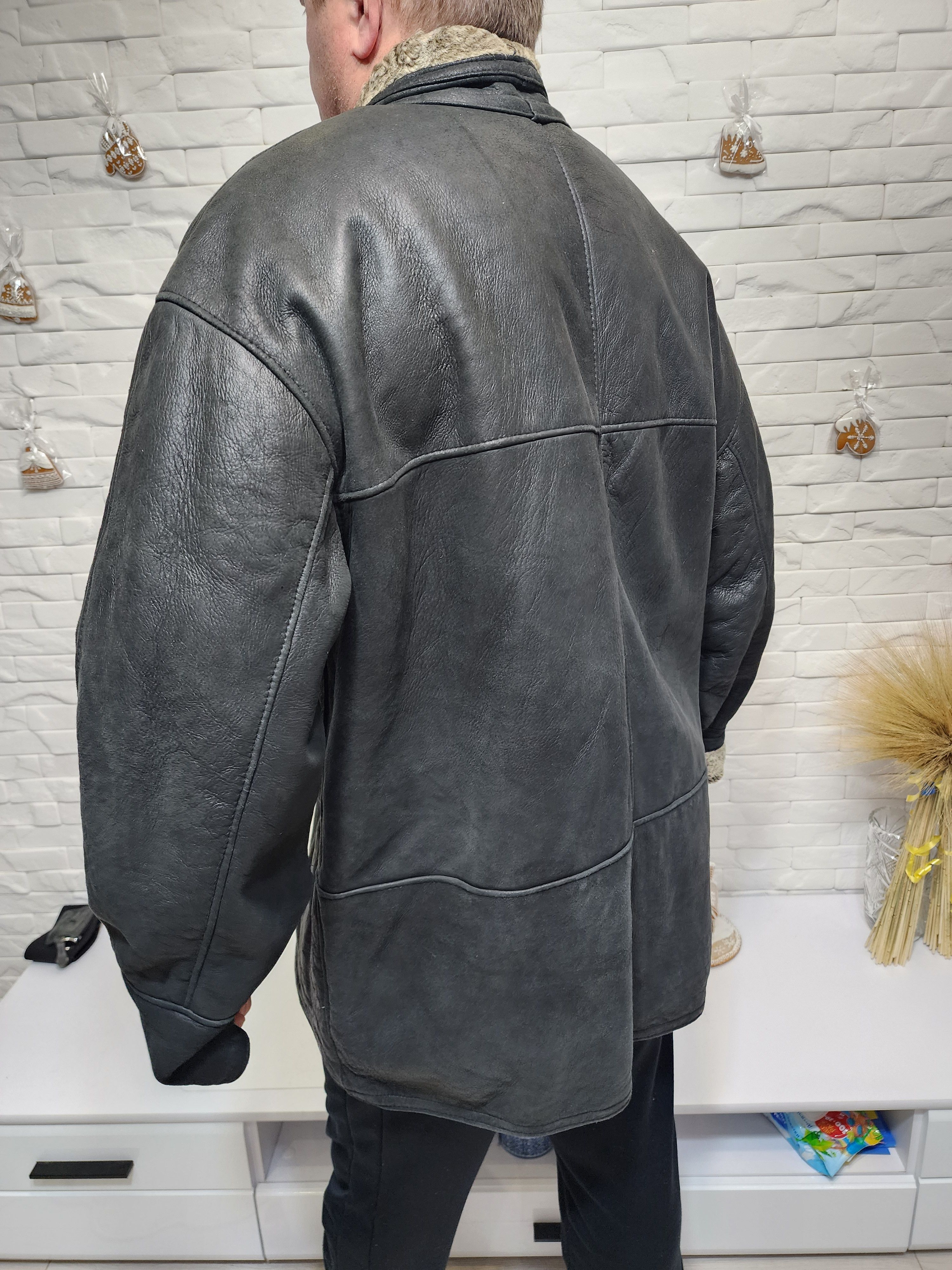 Uniqlo Men's Black Sheepskin Coat: Genuine Fur, Zipper Closure Size US XL / EU 56 / 4 - 6 Thumbnail