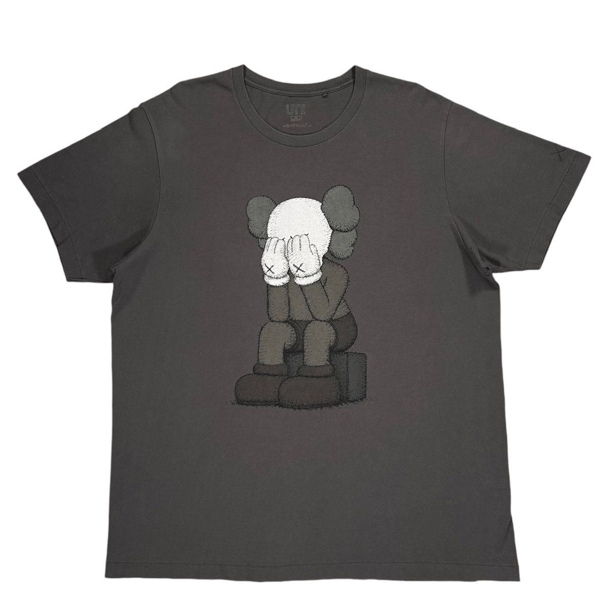 Kaws × Uniqlo Uniqlo Kaws Passing Through Companion Statue 2016 Gray Shirt Size US XL / EU 56 / 4 - 1 Thumbnail