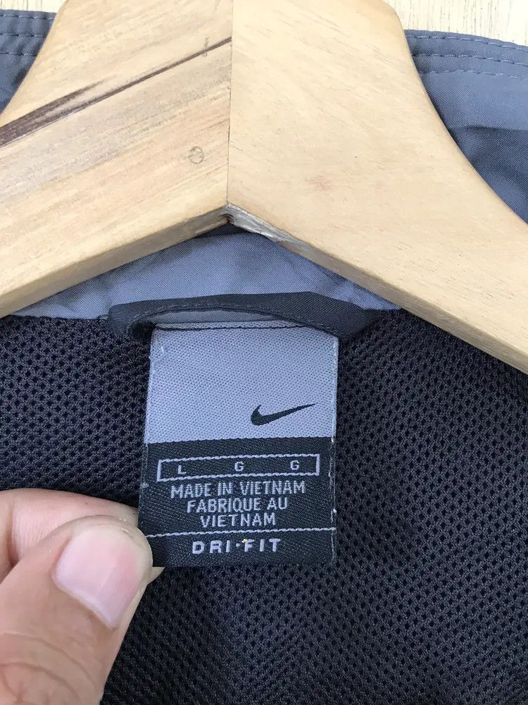Nike Vintage Nike Swoosh Windbreaker Size US L / EU 52-54 / 3 - 8 Thumbnail