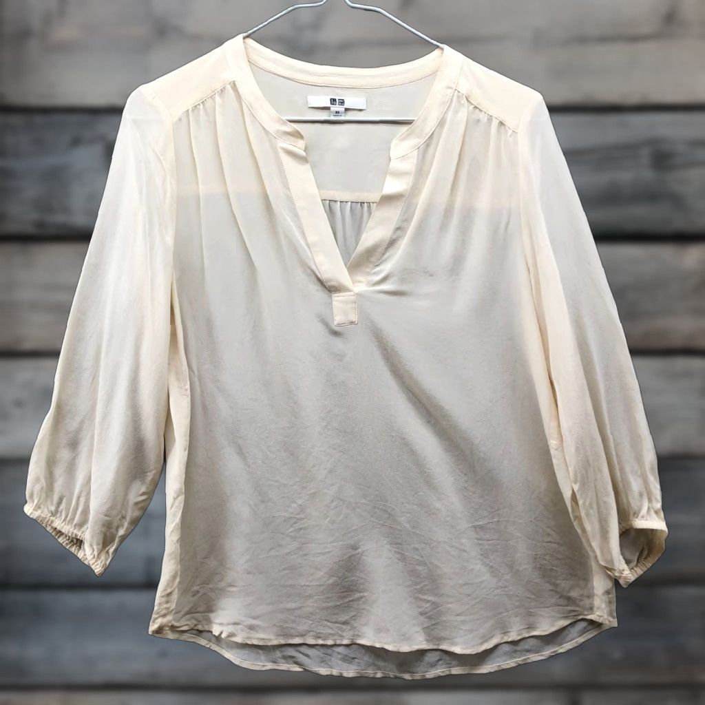 Uniqlo Uniqlo Blouse Women XS Ivory 3/4 Sleeve V-Neck Popover Lightweight Silky Casual Shirt Womens XS Size XS / US 0-2 / IT 36-38 - 1 Thumbnail
