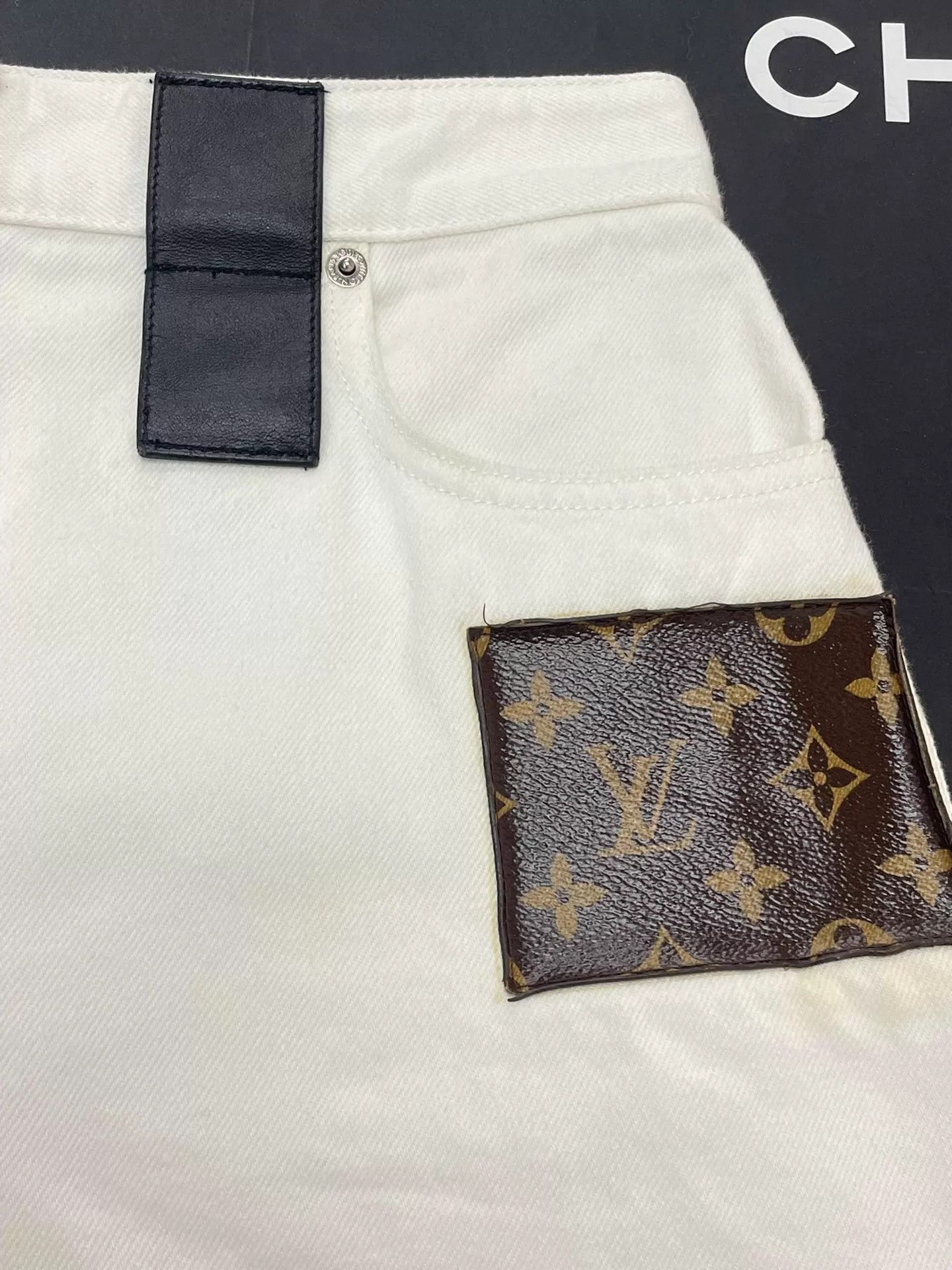 Louis Vuitton Lv White Monogram Color-Blocked Leather Shorts Size 26" / US 2 / IT 38 - 2 Thumbnail