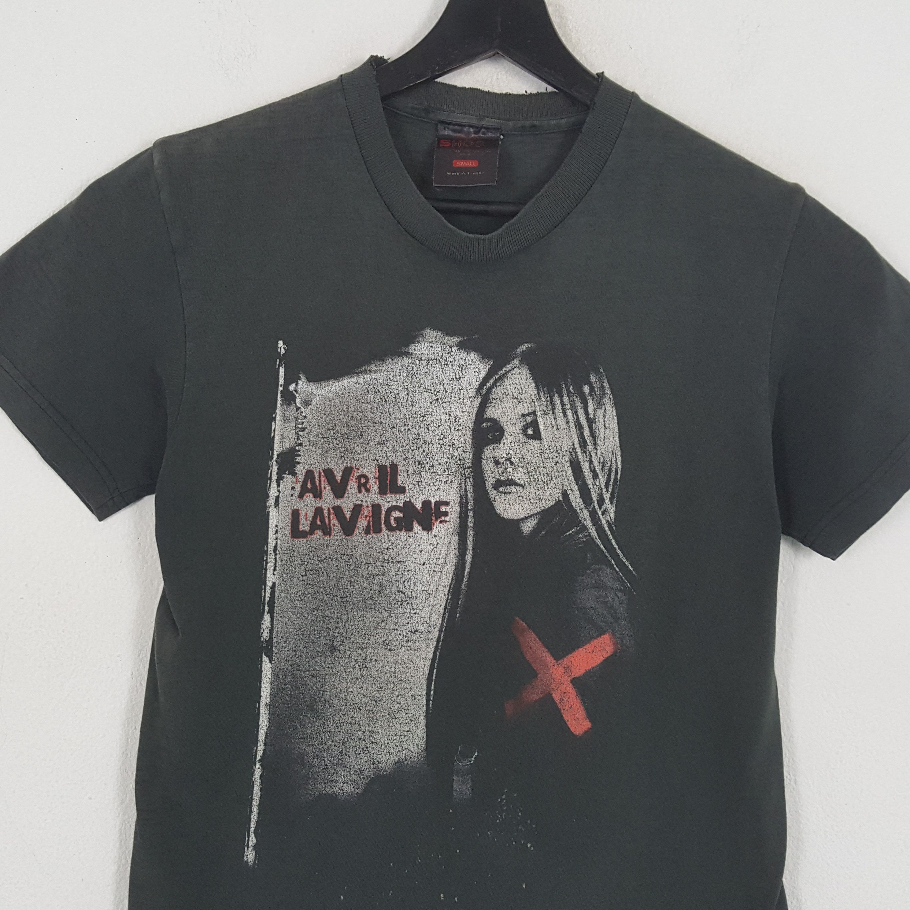 Band Tees × Vintage AVRIL Lavigne Rock Singer Music Tour Japan 2005 Tshirt Size US S / EU 44-46 / 1 - 3 Thumbnail