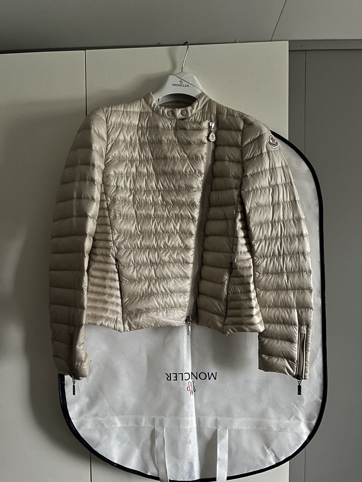 Image of Moncler Womens Alex Down Jacket in Beige (Size XS)