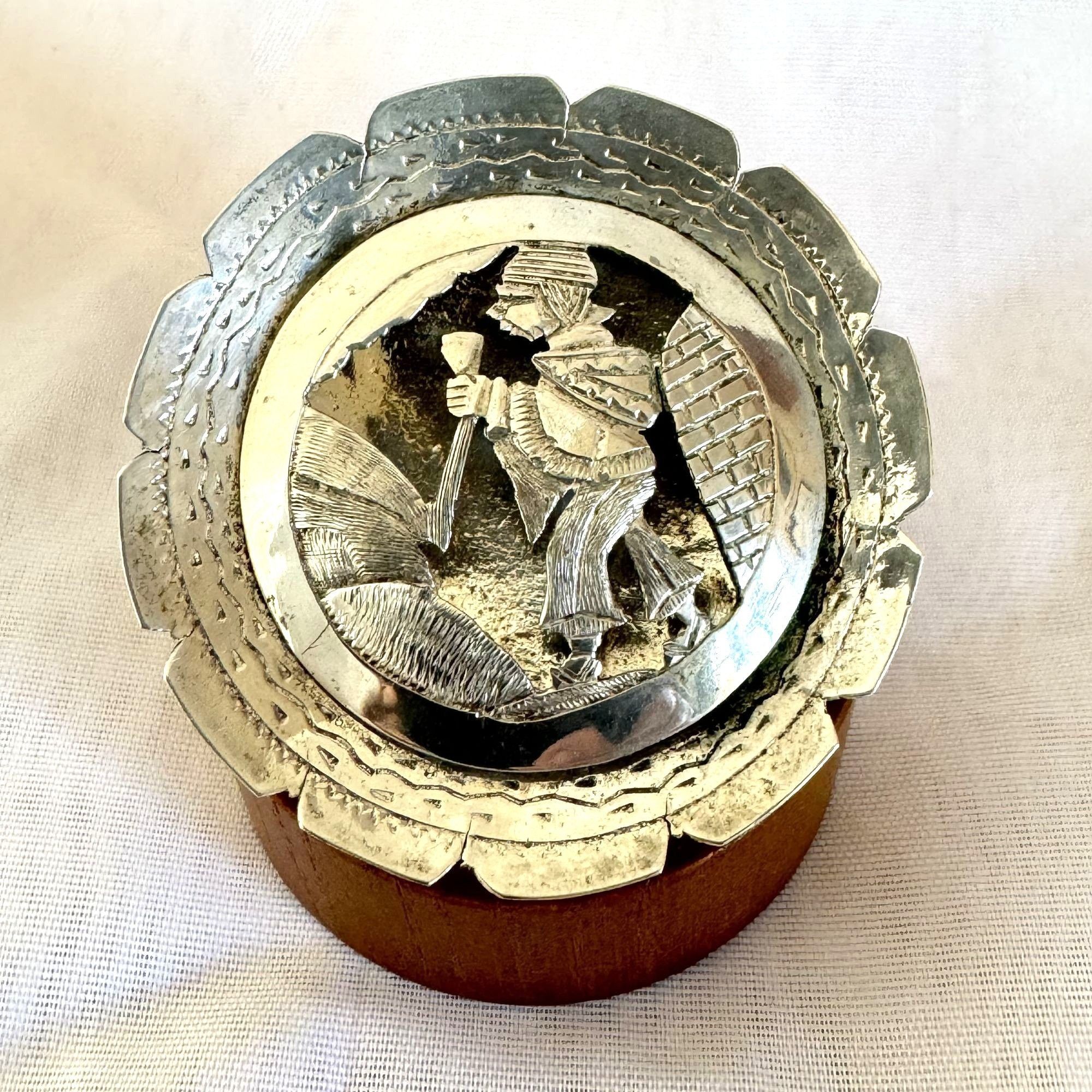 Vintage VTG Sterling Silver 925 Textured Armored Man Circle Brooch S Size ONE SIZE - 1 Thumbnail