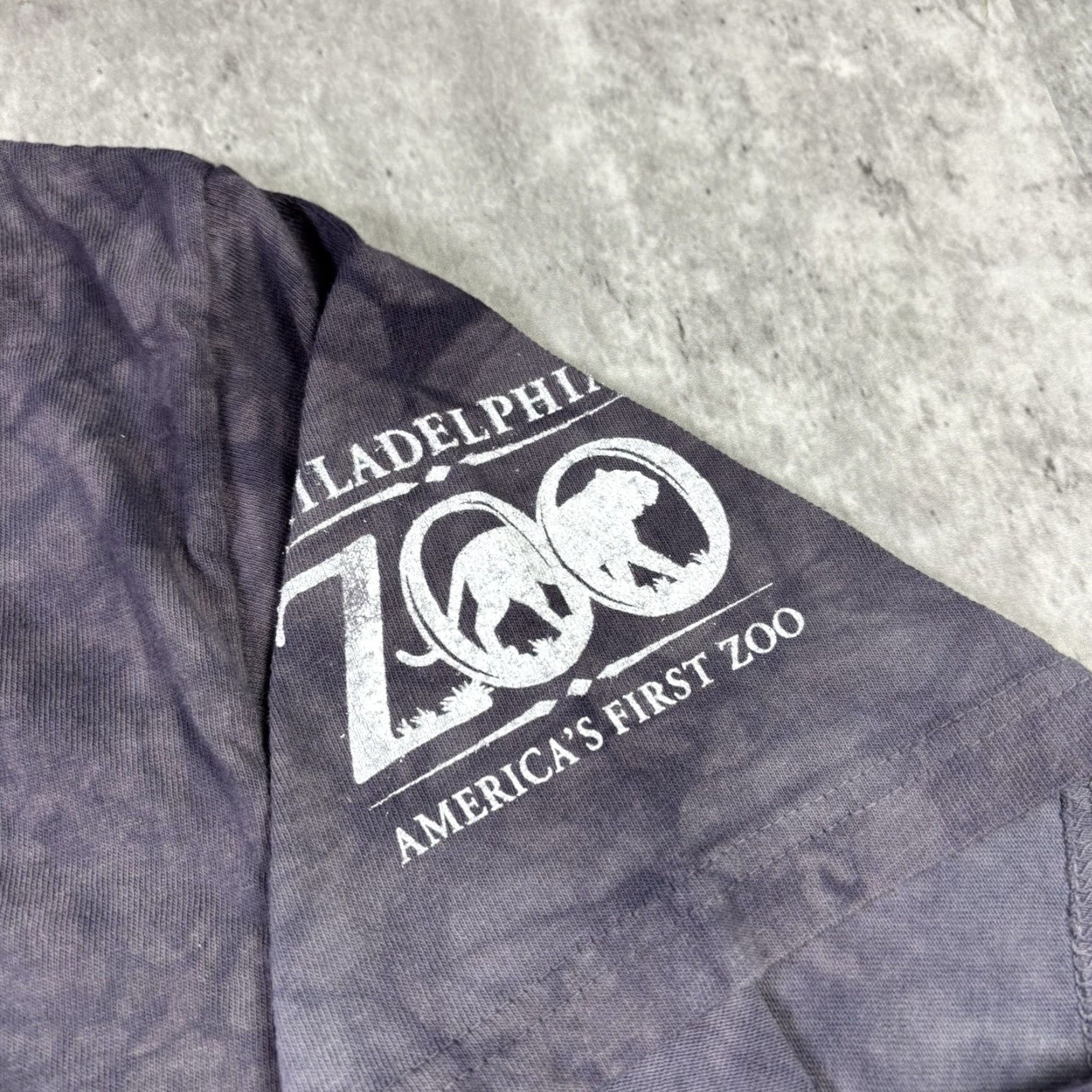 The Mountain VINTAGE The Mountain Philadelphia Zoo T Shirt Lion Tiger Print Blue Size L Mens Crew Neck Short Sleeve Cotton Graphic Print USA 90s Size US L / EU 52-54 / 3 - 5 Thumbnail
