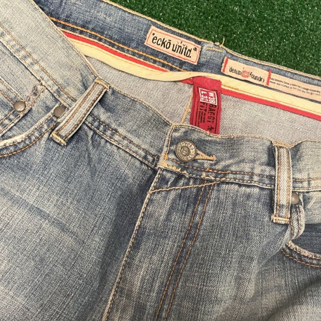 Ecko Unltd. VINTAGE Y2K Ecko Unltd Baggy Skater Grunge Jeans VTG Mens 38 Light Wash 38x32 TBD? Size US 38 / EU 54 - 4 Thumbnail