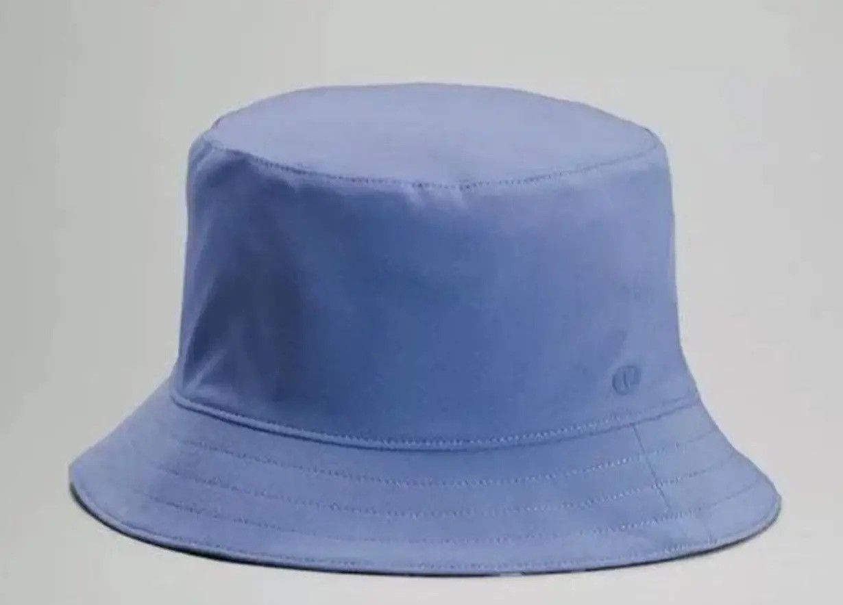 Lululemon Lululemon Reversible Bucket Hat Crusher Size M/L Blue Floral Size ONE SIZE - 1 Thumbnail