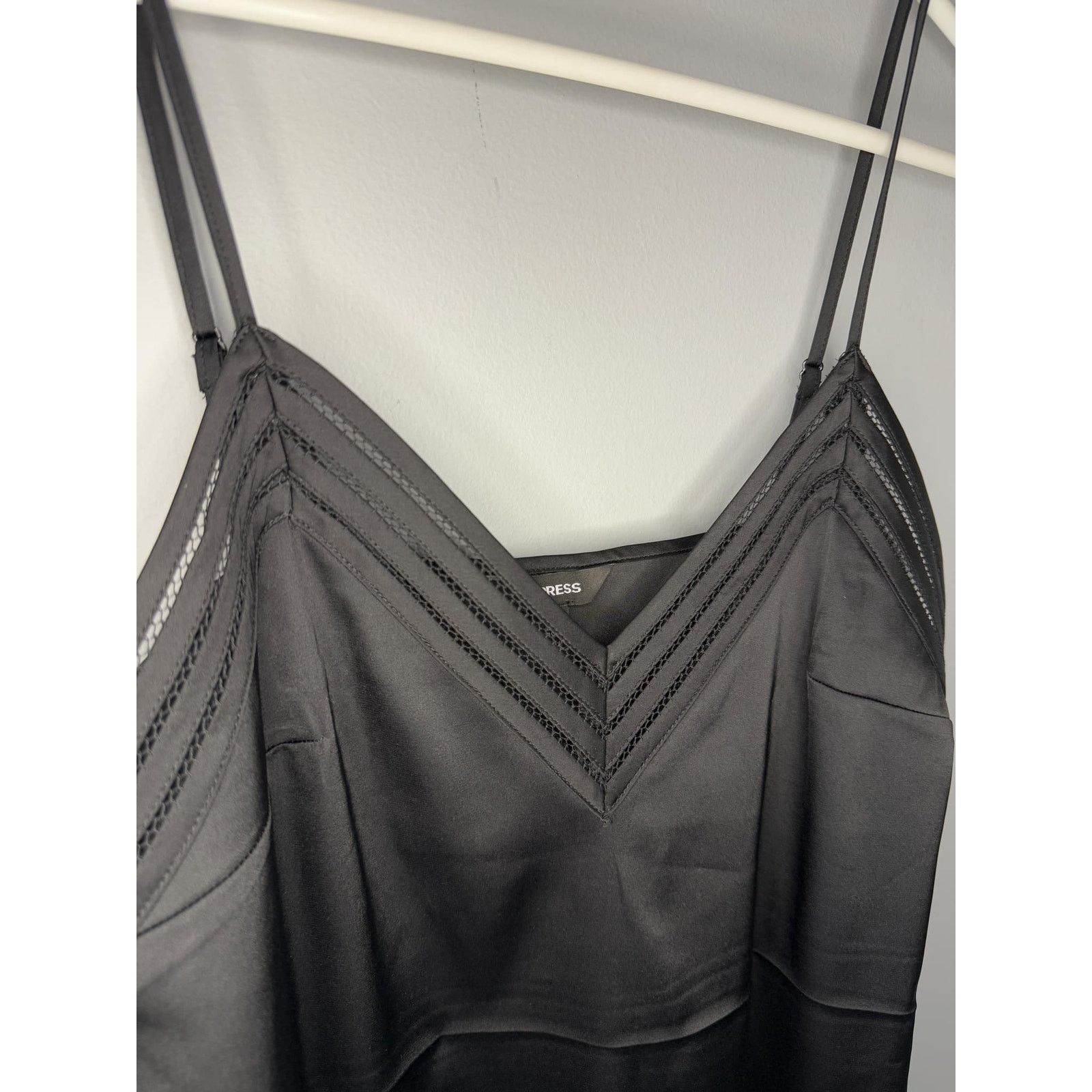 Express NWT Express V-Neck Cutout Tank Top Black Womens Size Medium Size M / US 6-8 / IT 42-44 - 4 Thumbnail