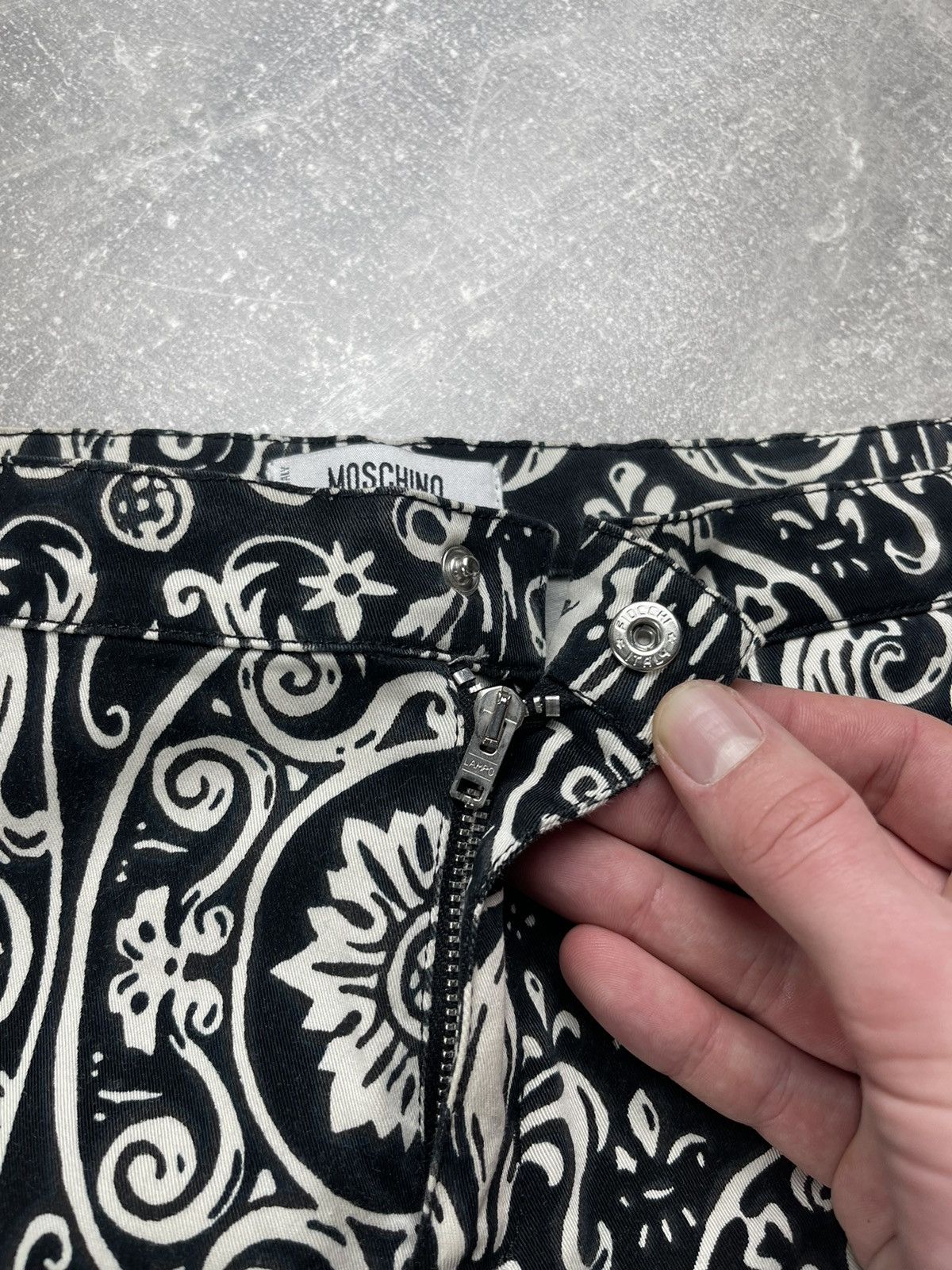 Moschino Moschino Jeans VNTG Paisley Print Flared Pants Black White Size 30" / US 8 / IT 44 - 12 Thumbnail