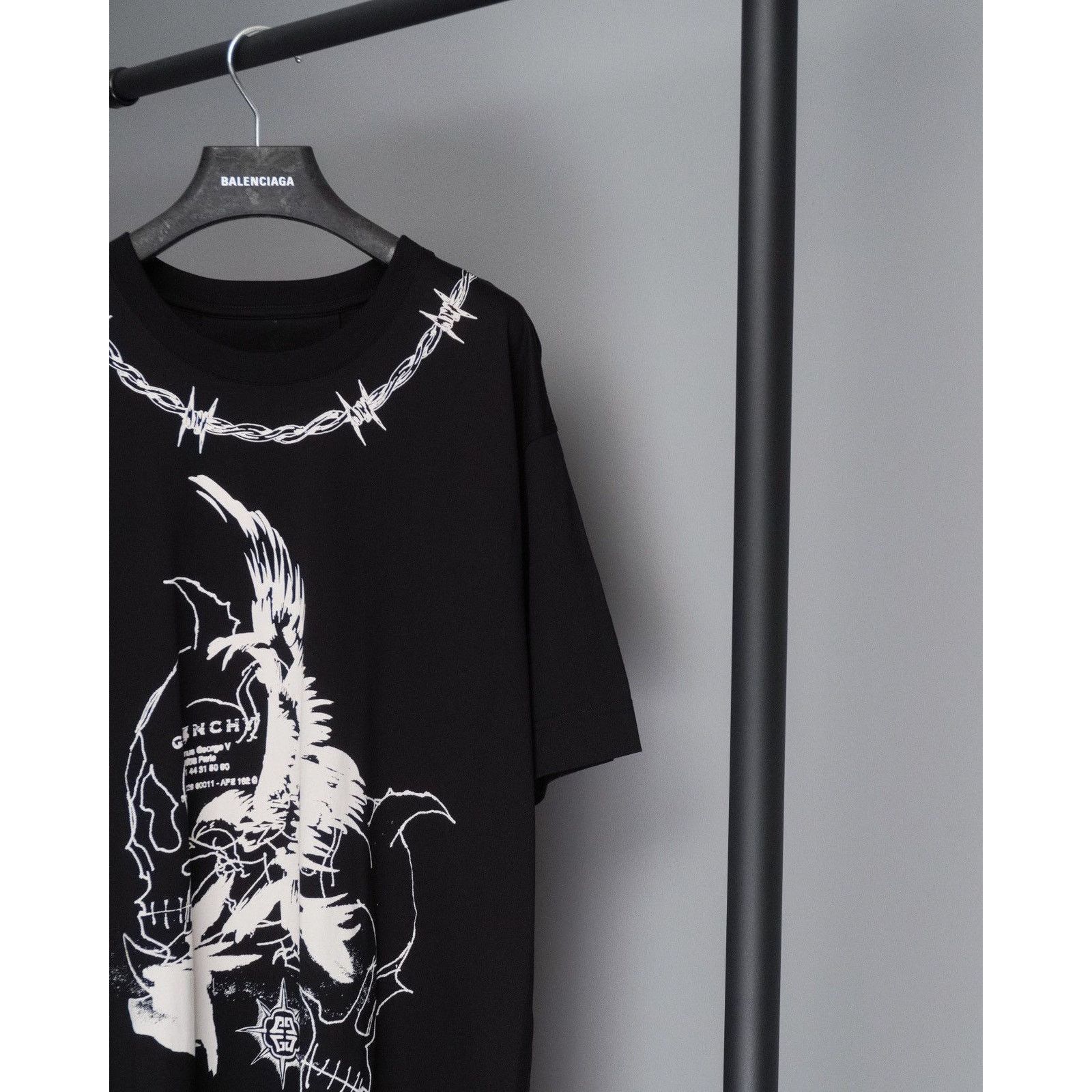 Givenchy Givenchy barbed black gothic printed tee oversized shirt Size US L / EU 52-54 / 3 - 3 Thumbnail