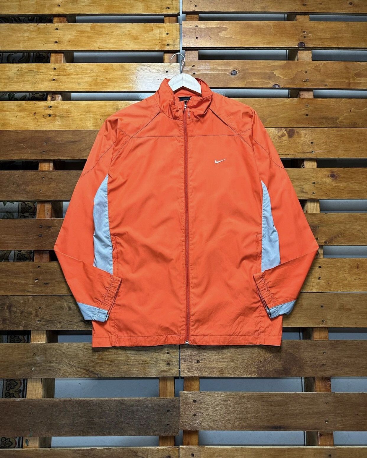 VINTAGE NIKE SMALL SWOOSH WINDBREAKER