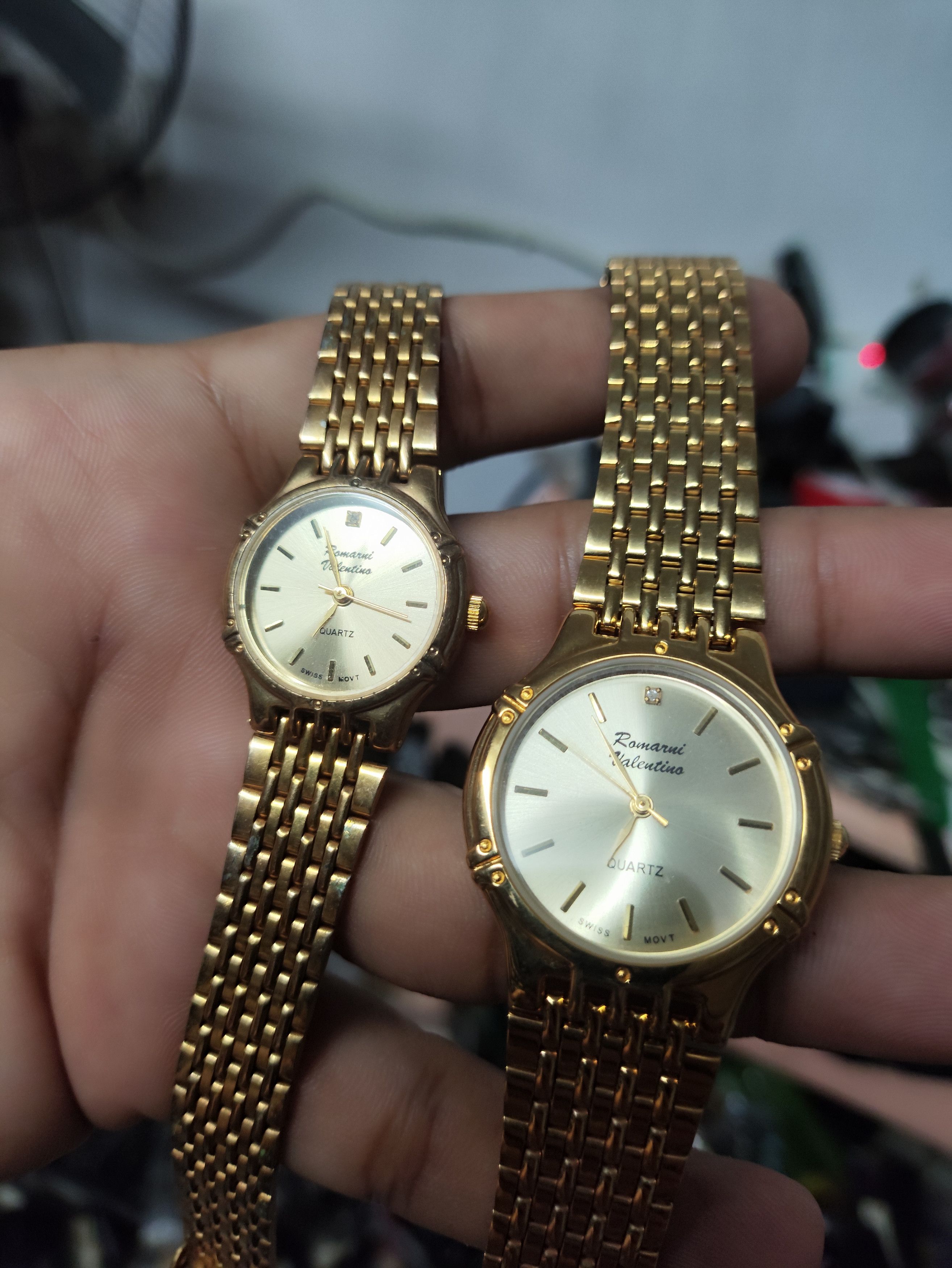 ROMARNI VALENTINO ONE PAIR GOLD WATCH COLOR GOOD FUNCTION Accessories