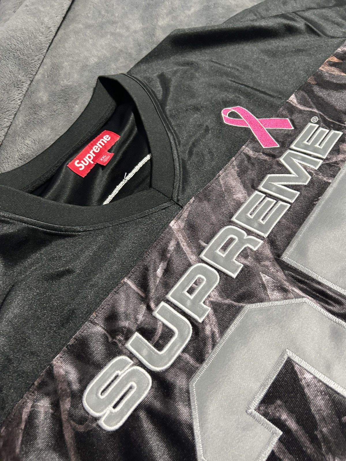 Supreme Supreme Breast Cancer Awareness Football Jersey realtree Size US XXL / EU 58 / 5 - 3 Thumbnail