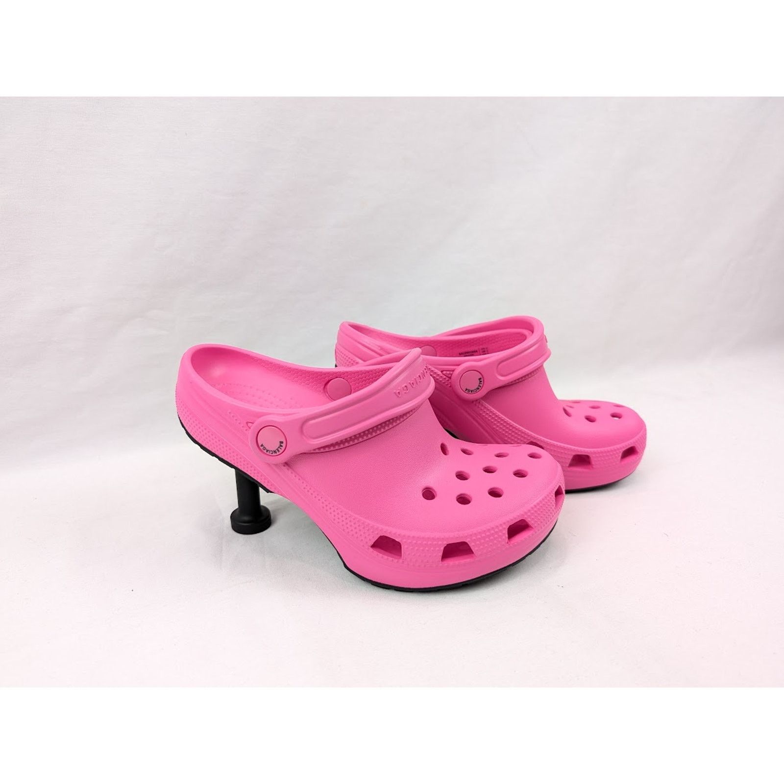 Balenciaga o1rshd1 Rubber Crocs Madame in Electric Pink Size US 7 / IT 37 - 14 Thumbnail