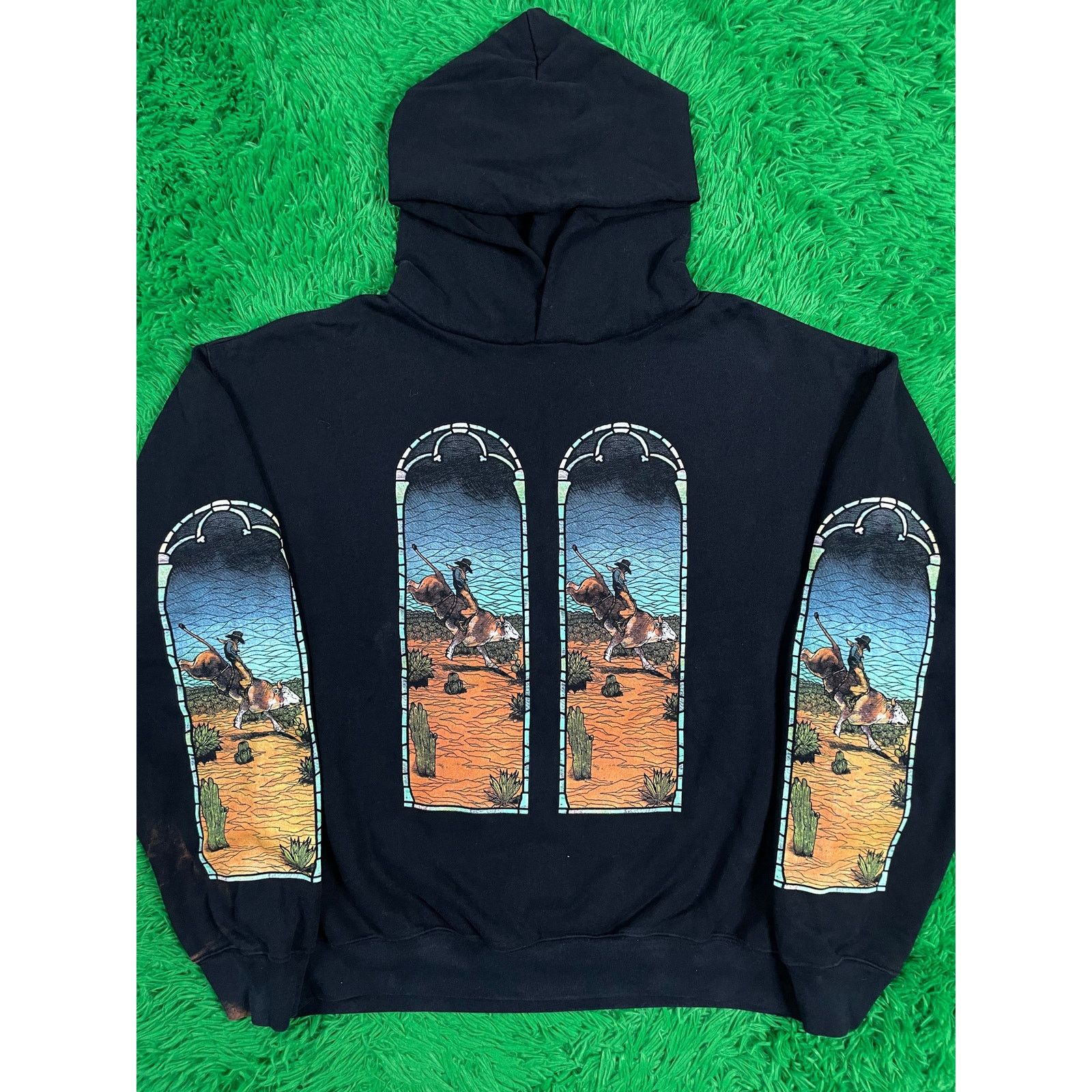 Who Decides War WDW EST Gee Hoodie XL Used Size US XL / EU 56 / 4 - 1 Thumbnail