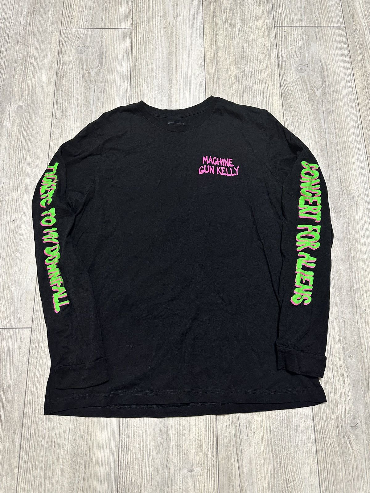 Band Tees MGK Machine Gun Kelly The World Is Over Longsleeve Size US XL / EU 56 / 4 - 1 Thumbnail