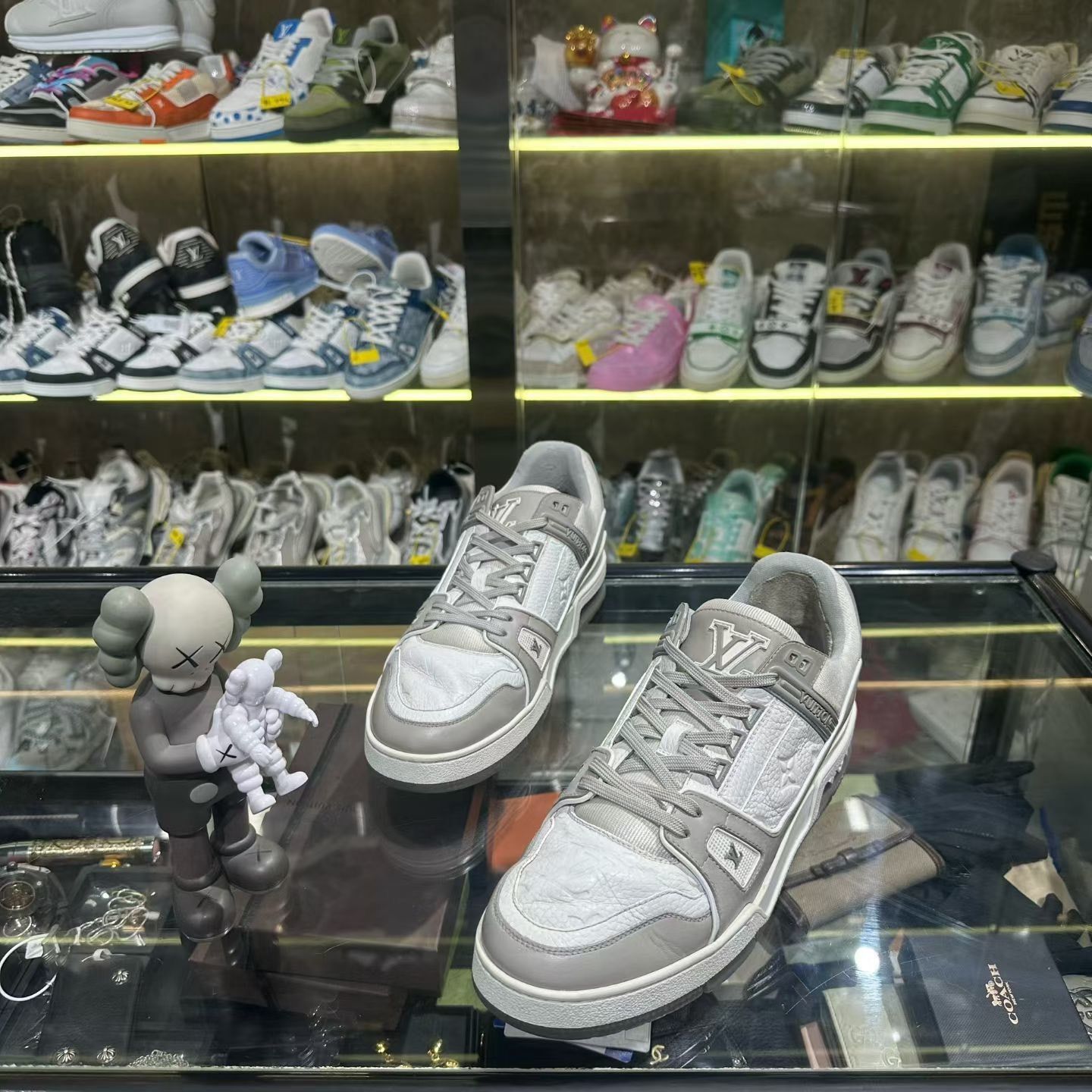 Louis Vuitton Louis Vuitton Training Multi Lowtop Sneakers 10 Men Size US 10 / EU 43 - 1 Thumbnail