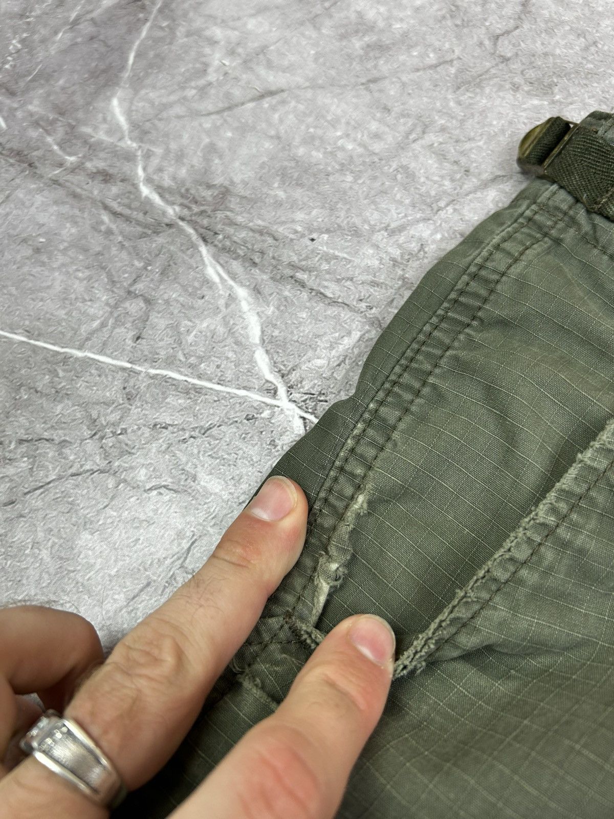 Carhartt Wip Carhartt Wip Disstress Cargo Shorts Size 36 Size US 36 / EU 52 - 6 Thumbnail