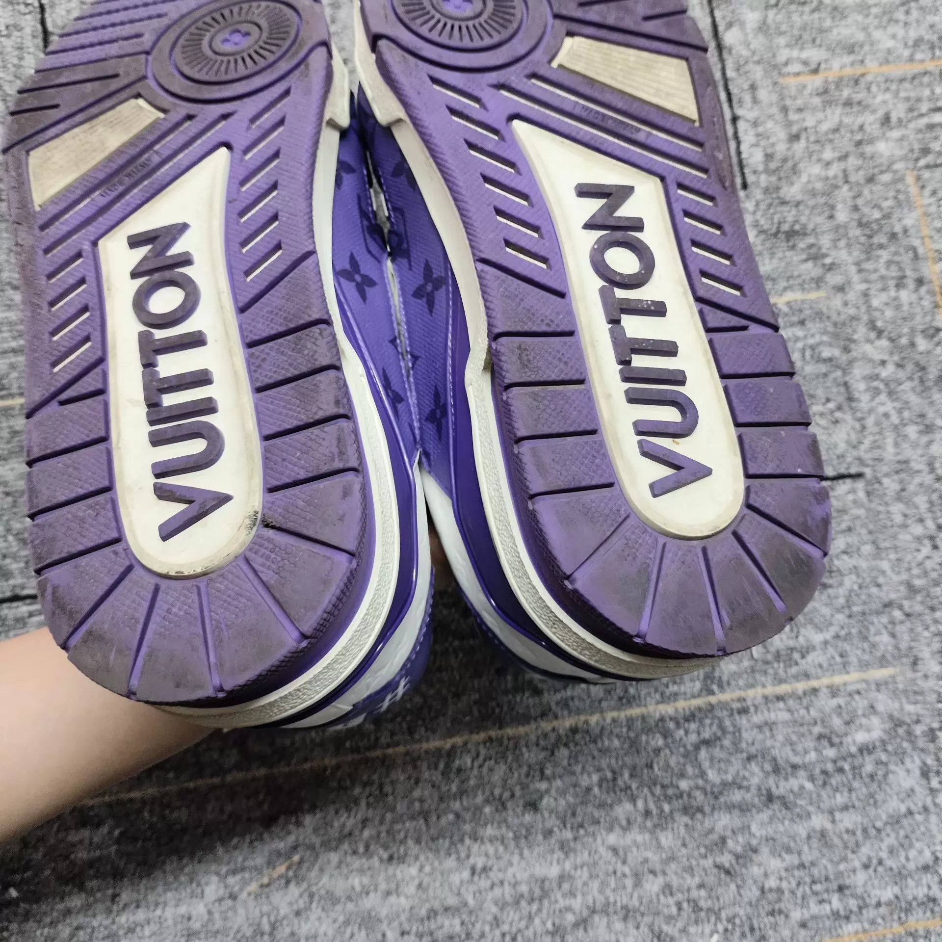 Louis Vuitton LV Trainer Embossed White Purple US 8 Size US 8 / EU 41 - 6 Thumbnail