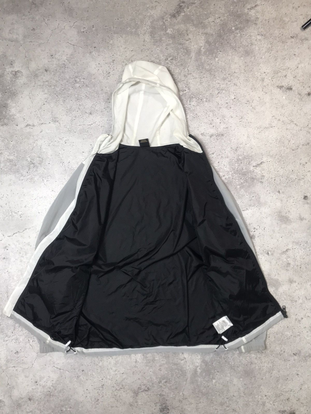 Drake 2021 OVO Globe Logo lightweight windbreaker White Size US M / EU 48-50 / 2 - 5 Thumbnail