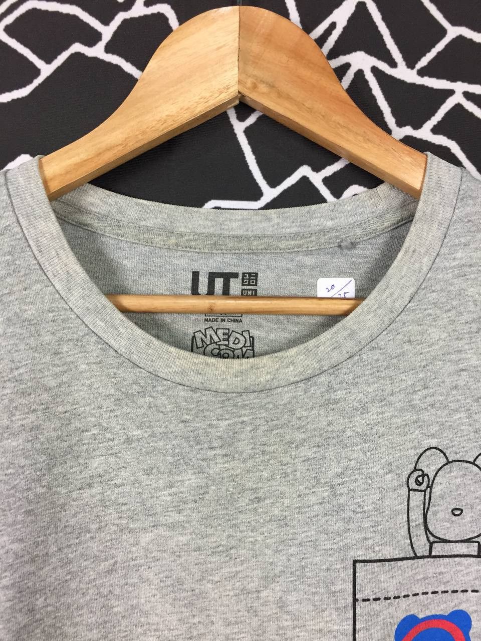 Uniqlo Uniqlo Medicom Toy Bearbrick Peeking Pocket Tee Size US M / EU 48-50 / 2 - 4 Thumbnail