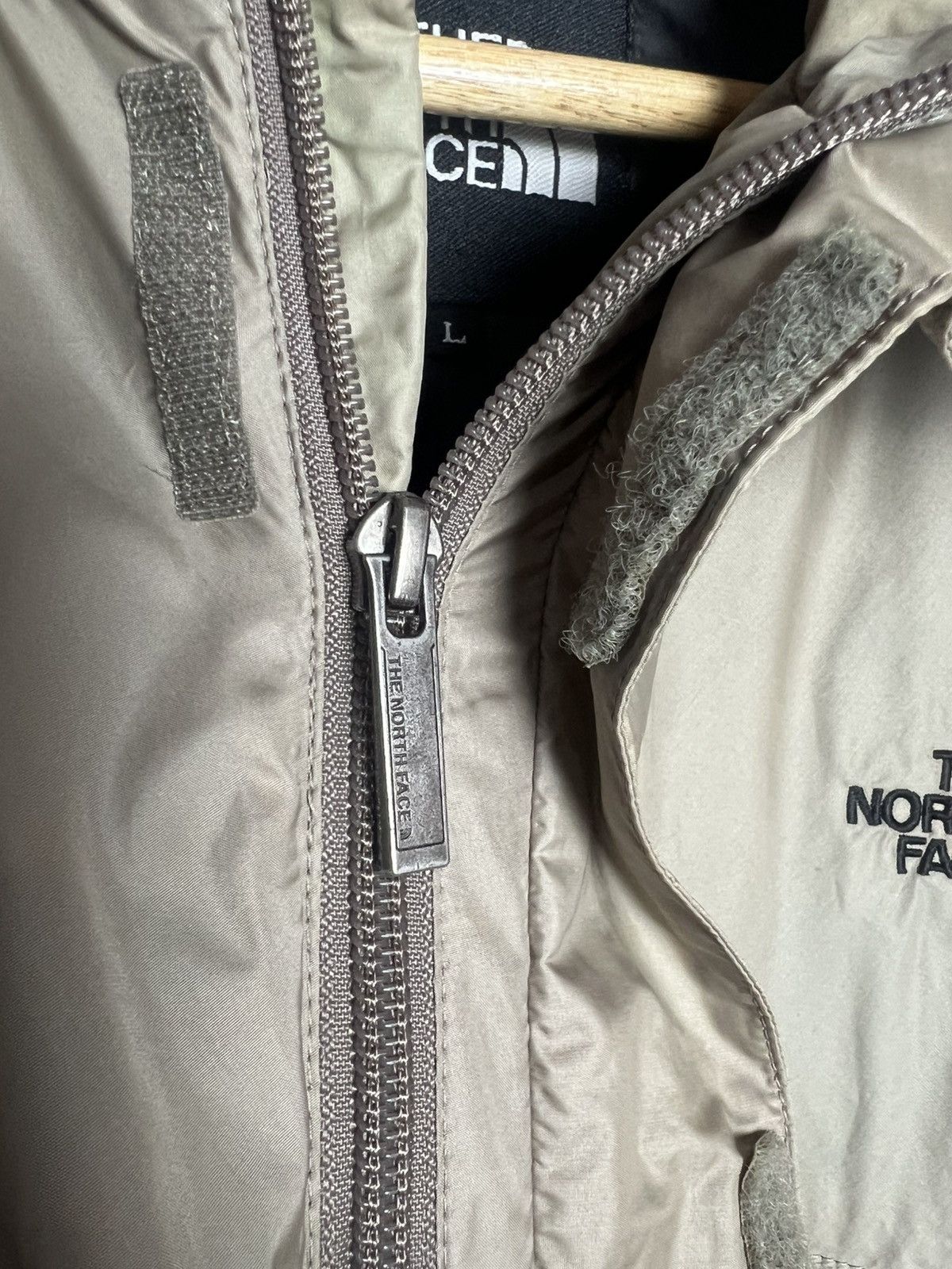 The North Face The North Face Nylon Windbreaker Jacket with Hoodie Size US L / EU 52-54 / 3 - 19 Thumbnail