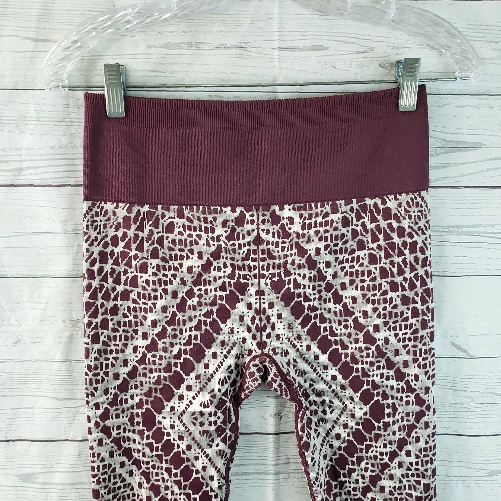 Fabletics Fabletics Womens High Waisted Seamless Lace Capri Leggings Sz M Capri Red Burgundy Lace Capris Ladies Mid Rise 21 Inseam Womens Size 32" / US 10 / IT 46 - 2 Thumbnail