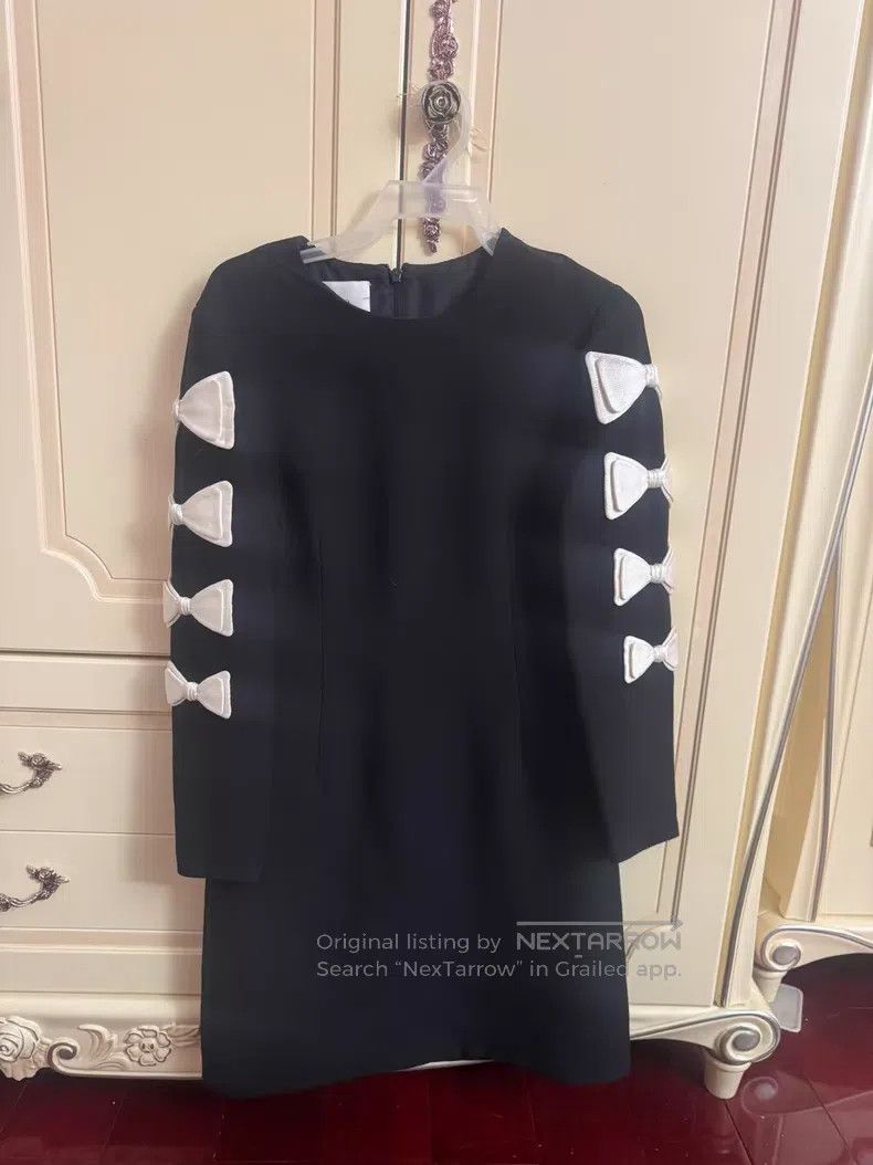 Valentino Valentino Black dress with bow Size L / US 10 / IT 46 - 2 Thumbnail