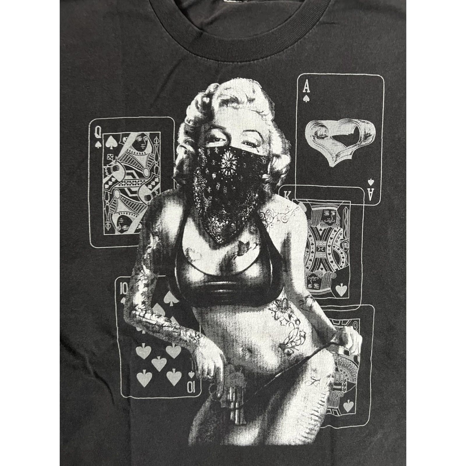 Vintage Marilyn Monroe Tattoo Bandana Gun Pin-Up Playing Cards T-Shirt Mens XL Black Y2K Size US XL / EU 56 / 4 - 2 Thumbnail