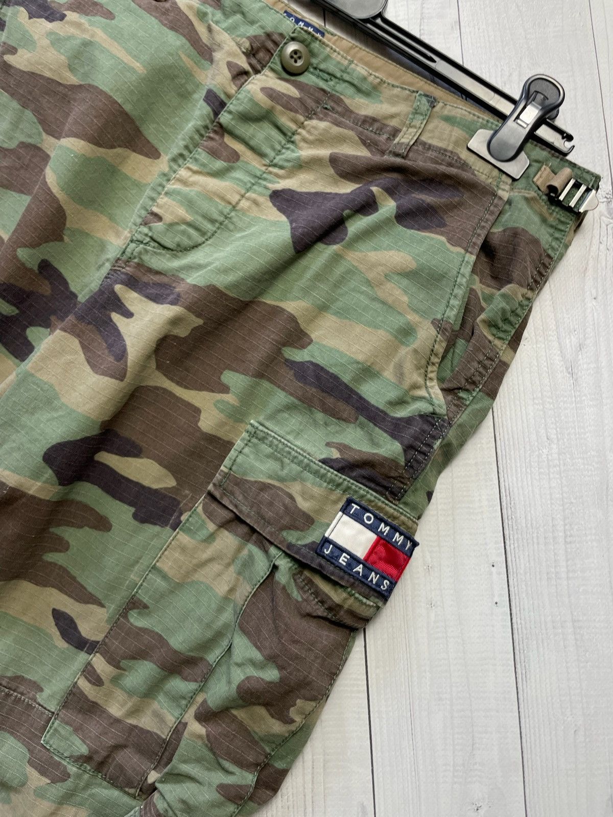 Tommy Hilfiger × Vintage Vintage Tommy Hilfiger cargo shorts camo size W29 Size US 29 - 2 Thumbnail