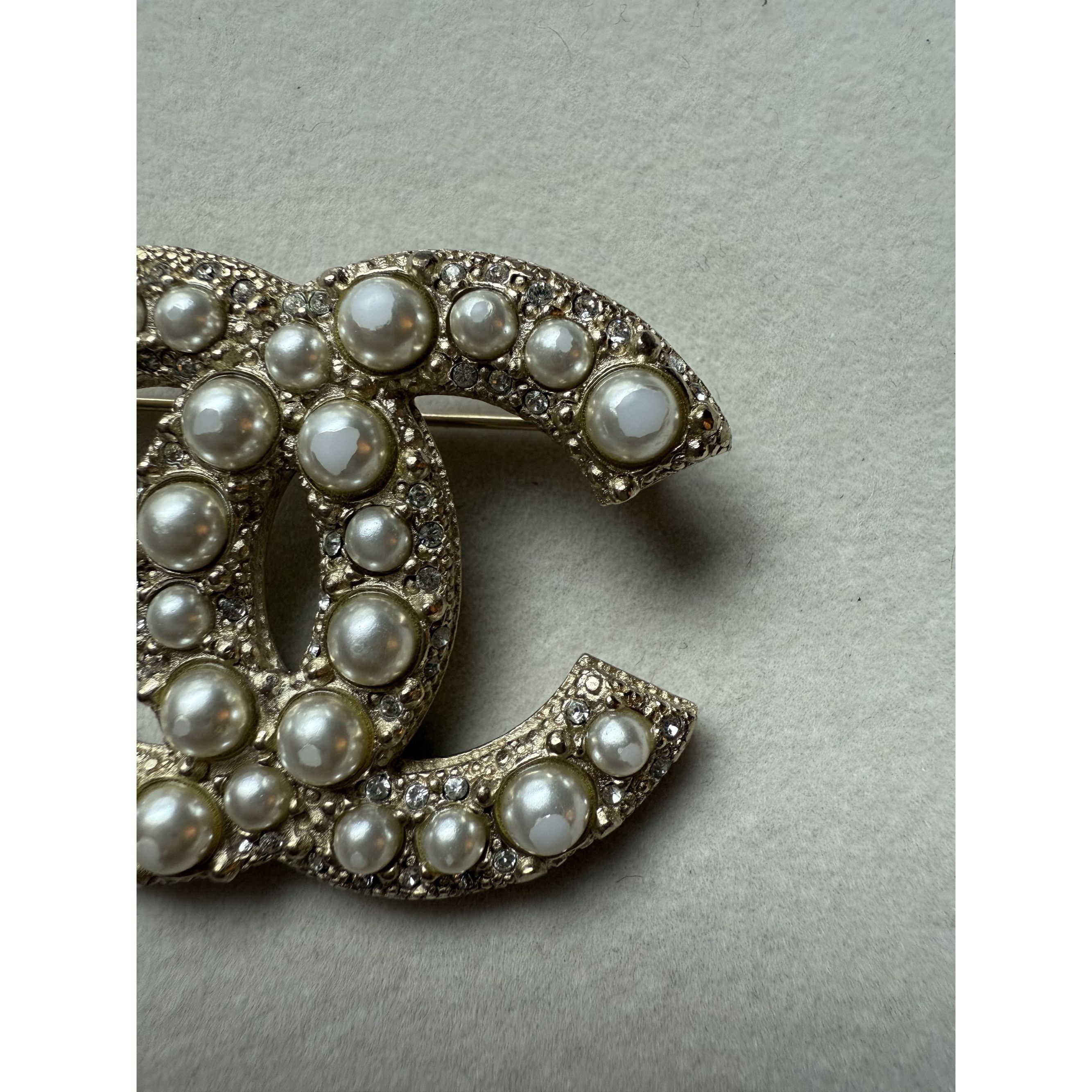 Chanel Chanel Gold-Tone CC Logo Brooch With Faux Pearls & Crystals Size ONE SIZE - 9 Thumbnail