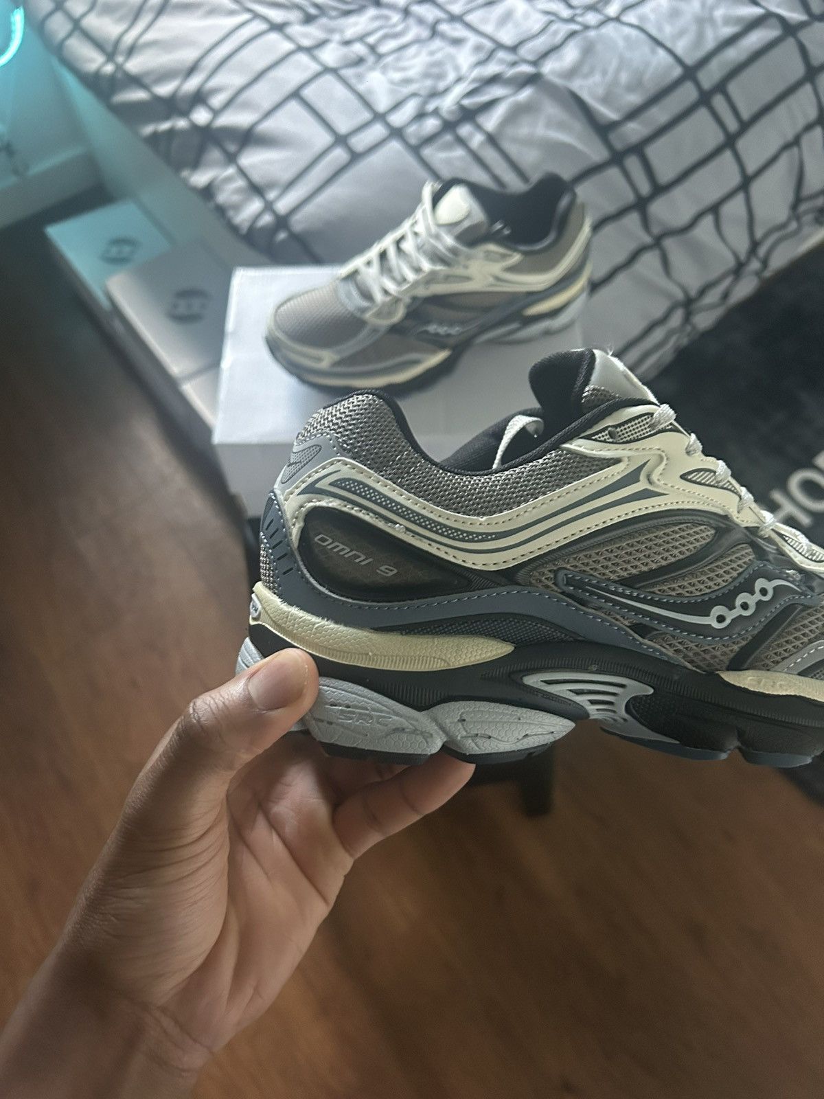 Saucony Saucony Omni Grid 9 - Gravel Caviar Size US 8.5 / EU 41-42 - 7 Thumbnail