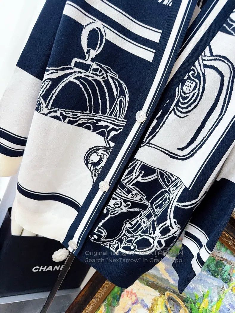 Hermes Blue and white color block rope print pattern V-nec