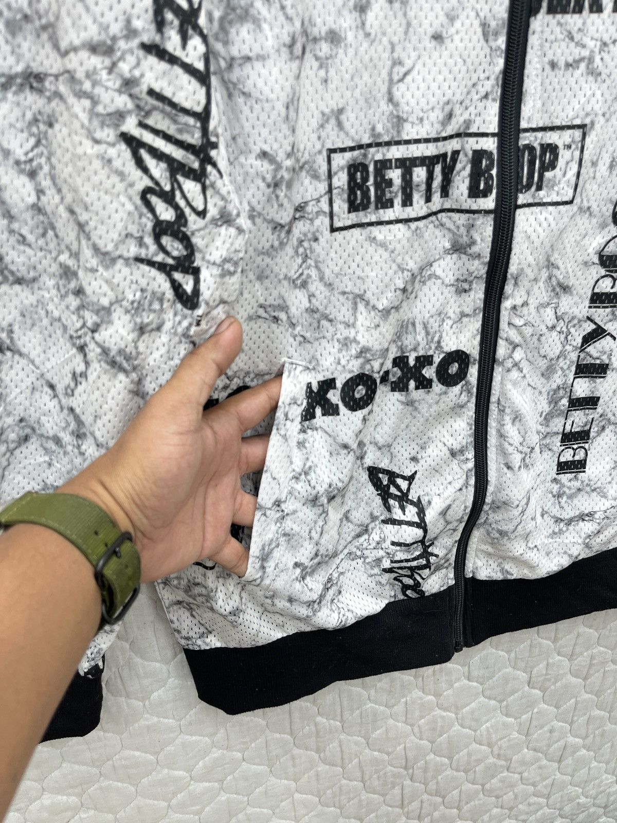 Cartoon Network 🔥🔥🔥STEALS BETTY BOOP FULL PRINT MESH SWEATER Size M / US 6-8 / IT 42-44 - 4 Thumbnail