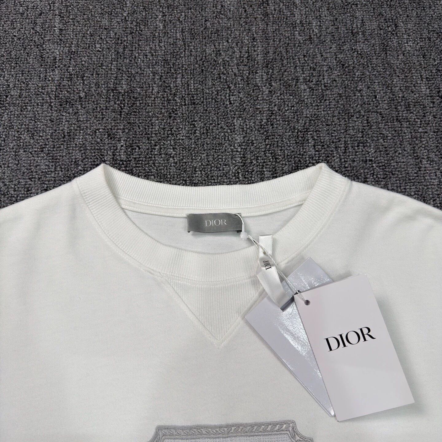 Dior Dior Embossed Logo White S Near New Tee Size S / US 4 / IT 40 - 3 Thumbnail