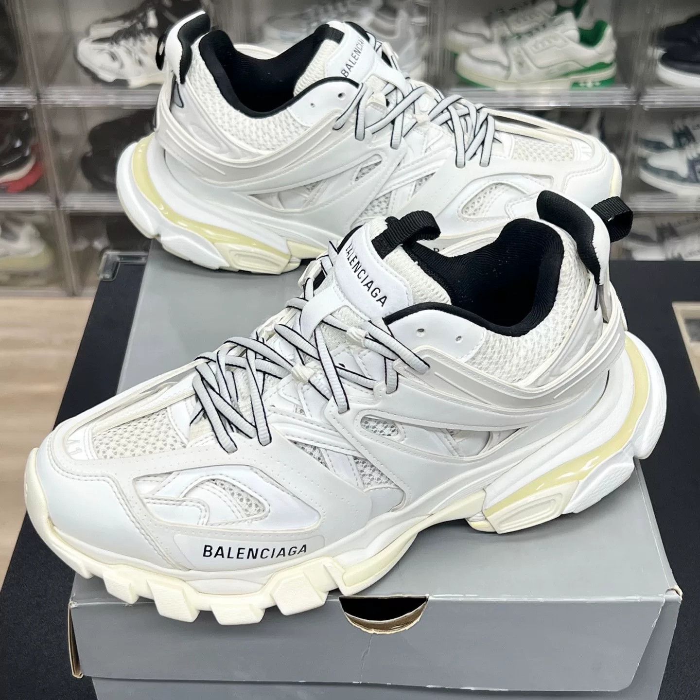 Balenciaga Balenciaga White Designer Casual Size US S / EU 44-46 / 1 - 1 Thumbnail