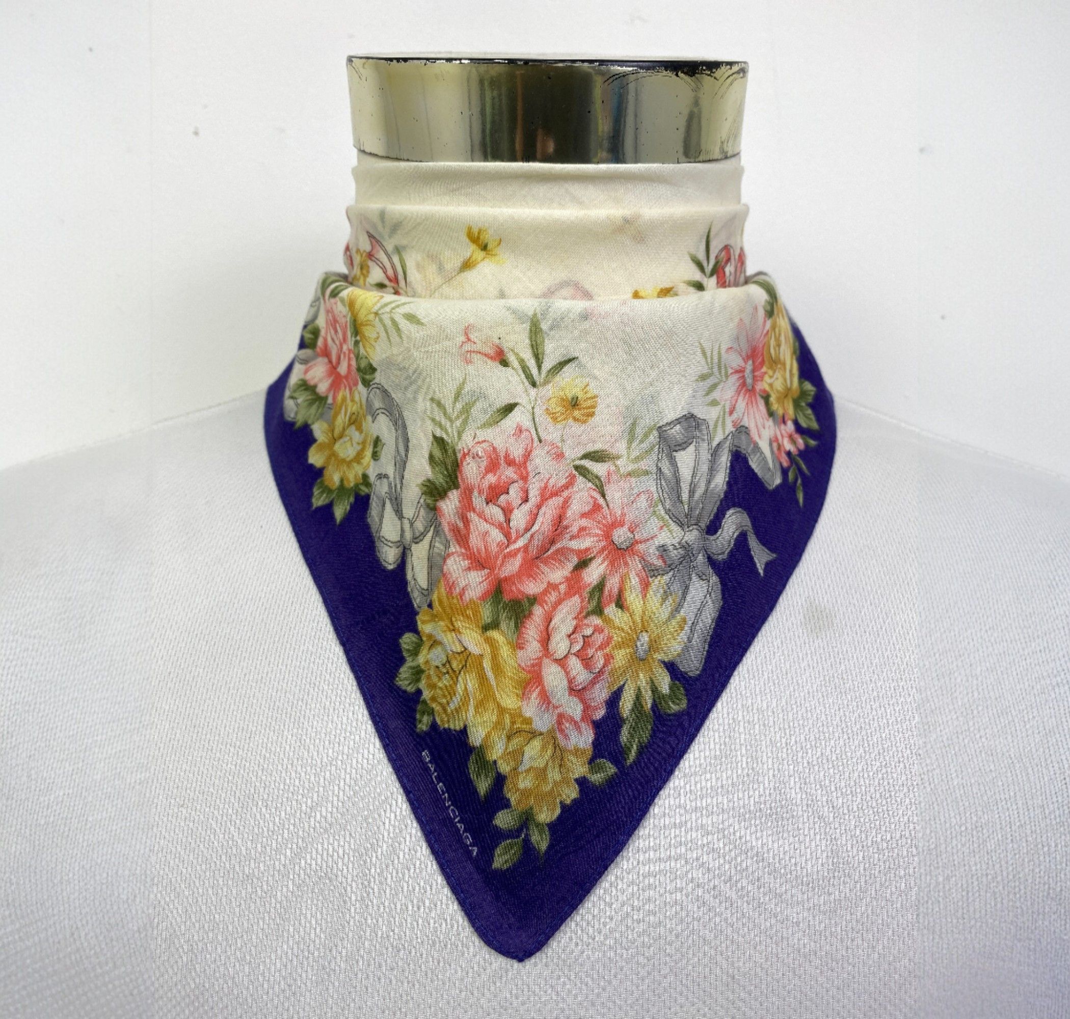 Balenciaga Vintage Balenciaga Flower Handkerchief / Neckerchief HKC1073 Size ONE SIZE - 1 Thumbnail
