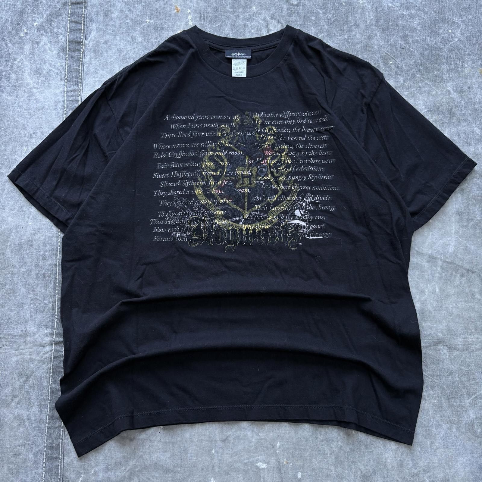 Vintage Vintage Y2K Harry Potter Flock Hogwarts Crest Movie Shirt Size US XL / EU 56 / 4 - 1 Thumbnail