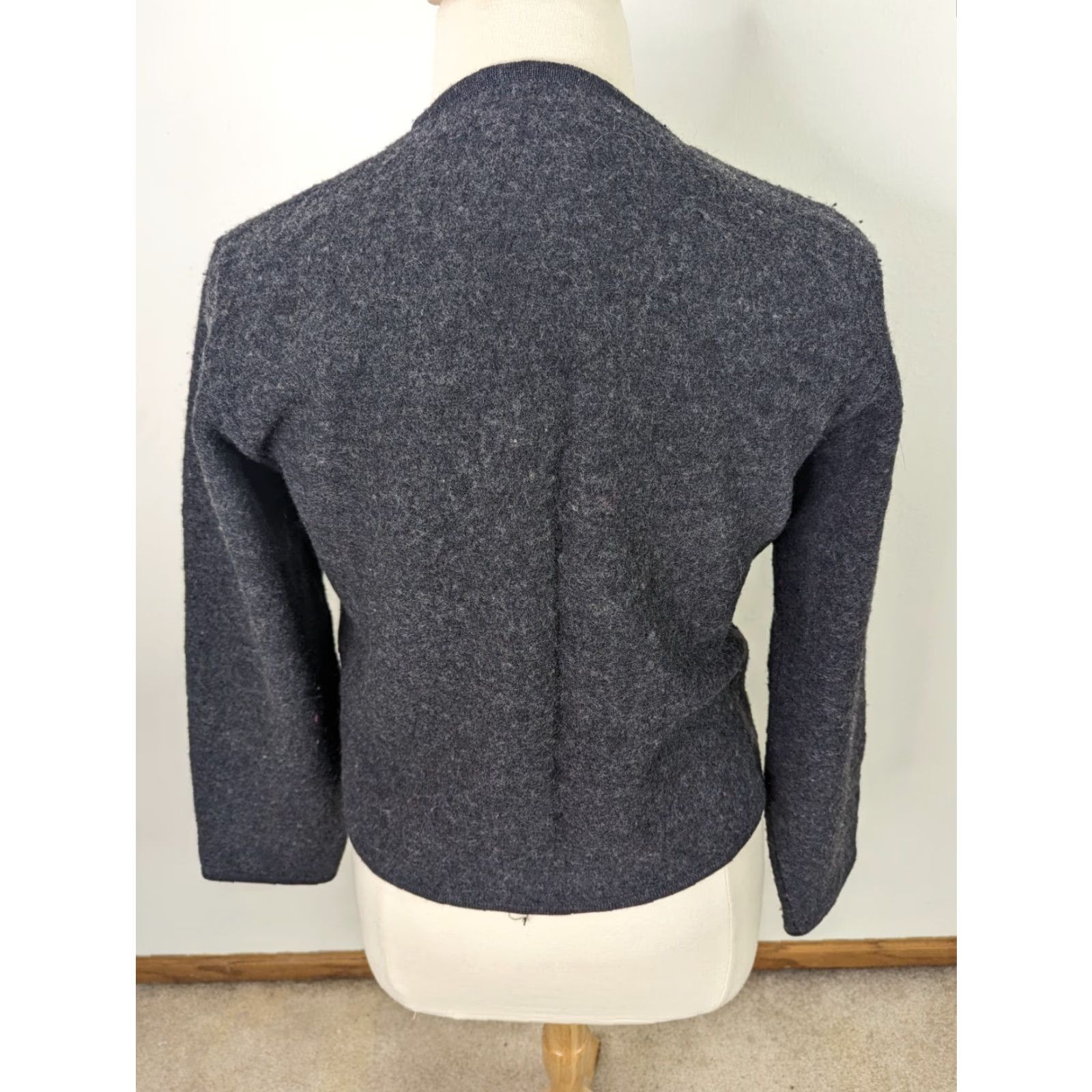 Vintage VINTAGE Teddi Cardigan Sweater Women's L Gray 100% Wool Floral Embroidered Knit Crew Neck Long Sleeve Size L / US 10 / IT 46 - 3 Thumbnail