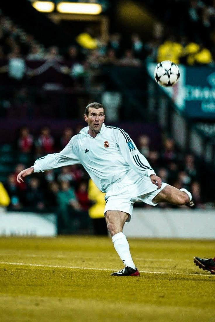 Other Real Madrid 02/03 champions league home shirt #5 Zidane Size US M / EU 48-50 / 2 - 10 Thumbnail