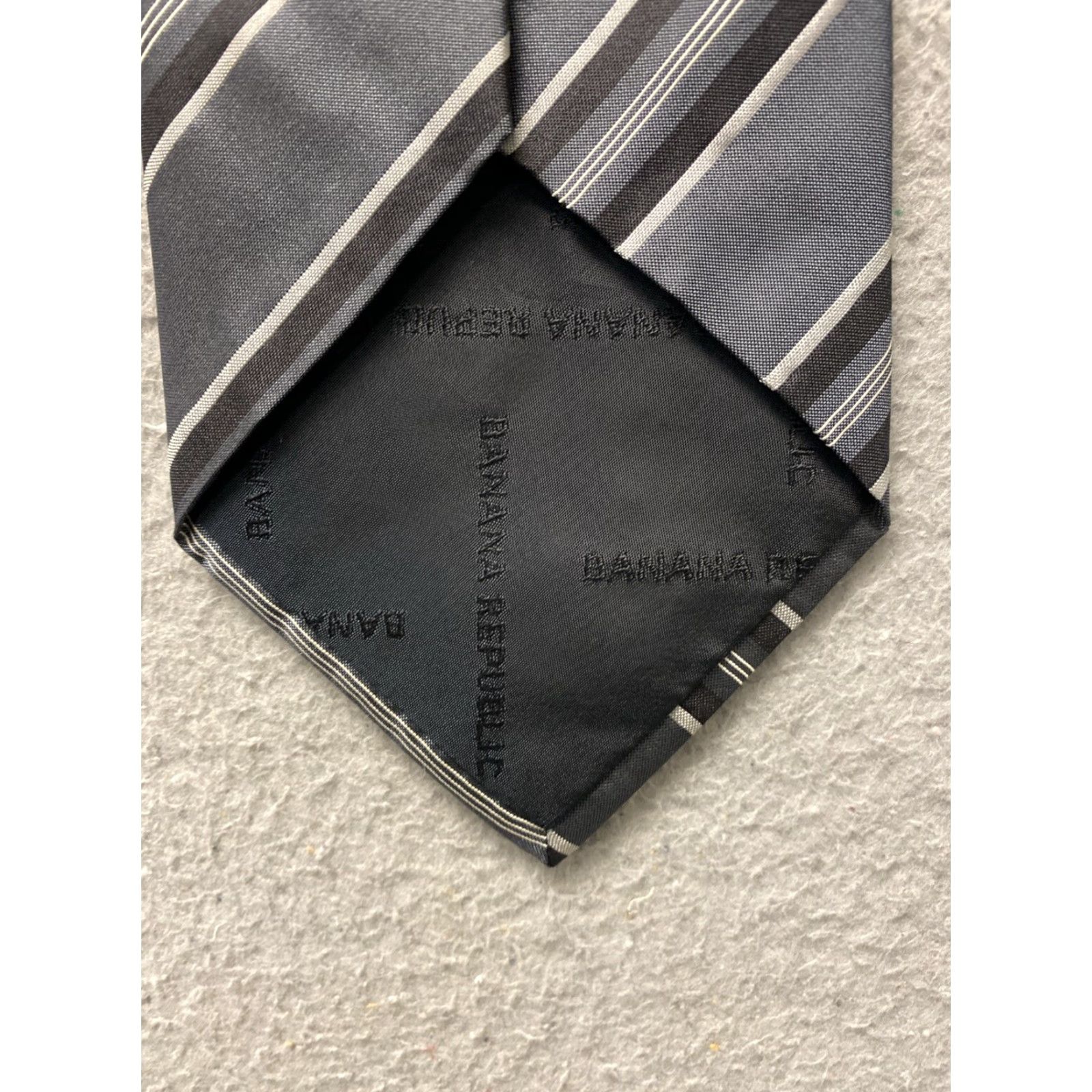 Banana Republic VINTAGE Banana Republic Men's Silk Tie Gray Striped Classic Neckwear 57-60 Inches Size ONE SIZE - 4 Thumbnail