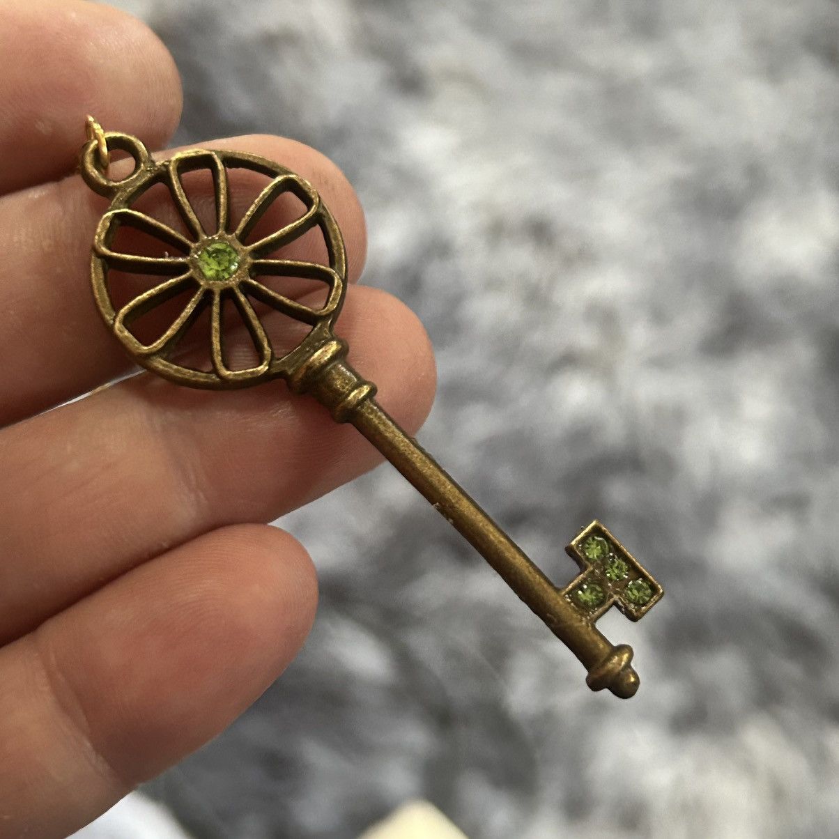 Handmade Handcrafted vintage peridot stone skeleton key necklace Size ONE SIZE - 5 Thumbnail